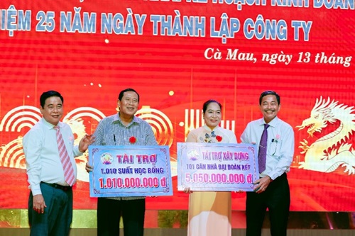Ông Lê Thanh Hải - Chủ tịch Công ty và ông Võ Quốc Tiến - Giám đốc trao tài trợ cho đại diện UBMTTQVN tỉnh và Hội Khuyến học tỉnh Cà Mau